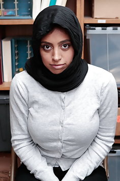 Muslim girl Ella Knox caught shoplifting | Shoplyfter - image 