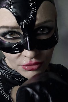 Belle Claire as Catwoman fucks on rooftop | MoviePorn parody - image 