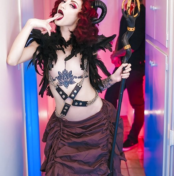 Succubus Lola Fae gives blowjob | EvilAngel