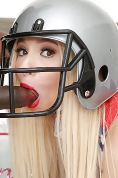 Cheerleader Kenzie Reeves fucks BBC football player | Pimp XXX BCM - image 